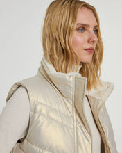 Load image into Gallery viewer, Women's short quilted vest lined with fur