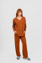 Load image into Gallery viewer, BL6655 Queen V-Neck Curved Hem Pullover