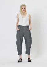 Load image into Gallery viewer, CURVE LEG PANT 3/4 BLACK STRIPE
