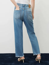 Load image into Gallery viewer, Mom-fit jeans
