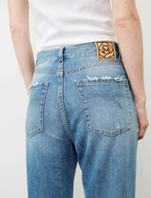 Load image into Gallery viewer, Mom-fit jeans
