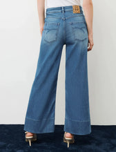 Load image into Gallery viewer, Wide-leg jeans

