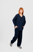 Load image into Gallery viewer, Queen V-Neck Curved Hem
