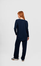 Load image into Gallery viewer, Queen V-Neck Curved Hem
