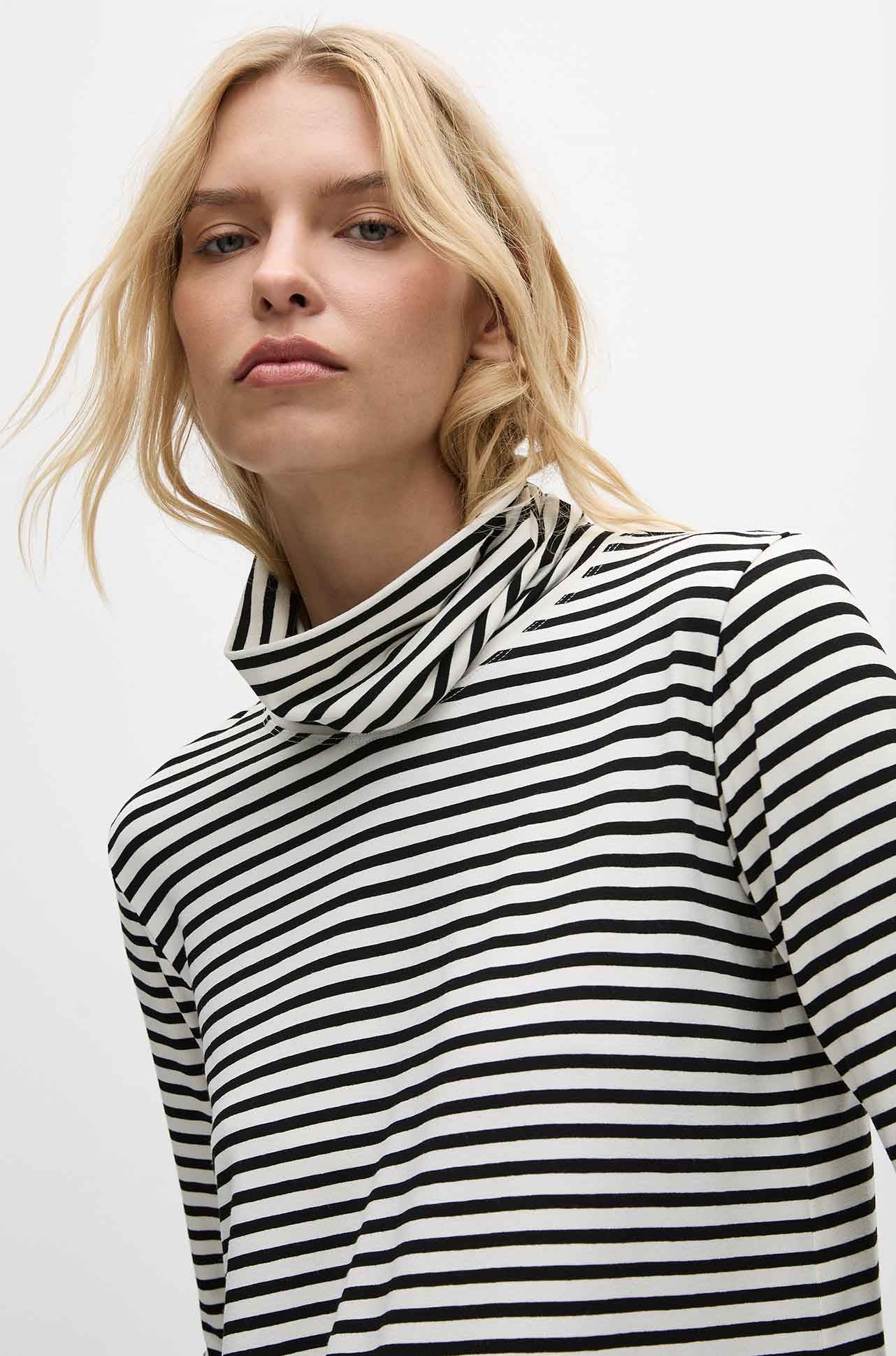 TURTLE NECK TOP