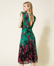 Load image into Gallery viewer, Floral creponne dress with pleats
