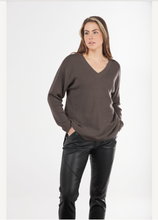 Load image into Gallery viewer, RIBBED VEE LOUNGE PULLOVER
